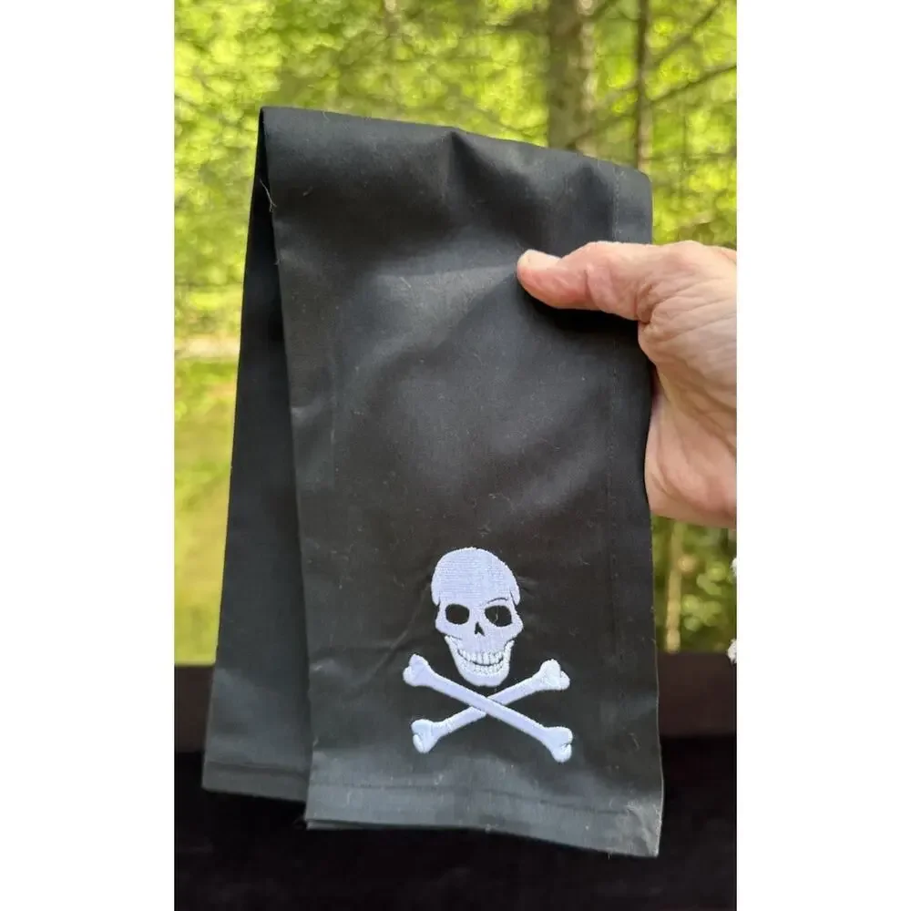 4 Embroidered Black With White Skull & Crossbones Halloween Table Napkins -LO25